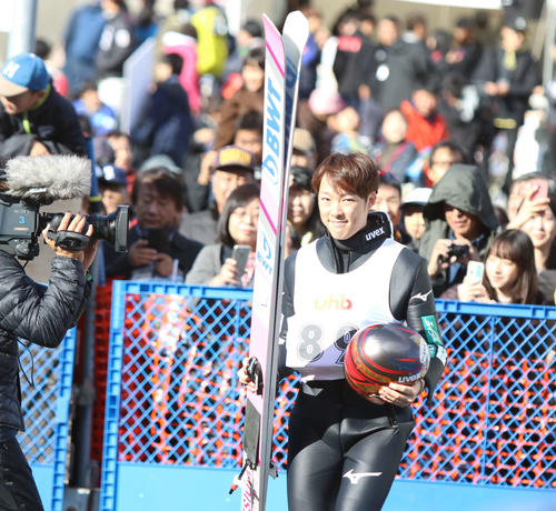 1回目2位からの逆転優勝を果たし笑顔を見せる小林潤（撮影・西塚祐司）