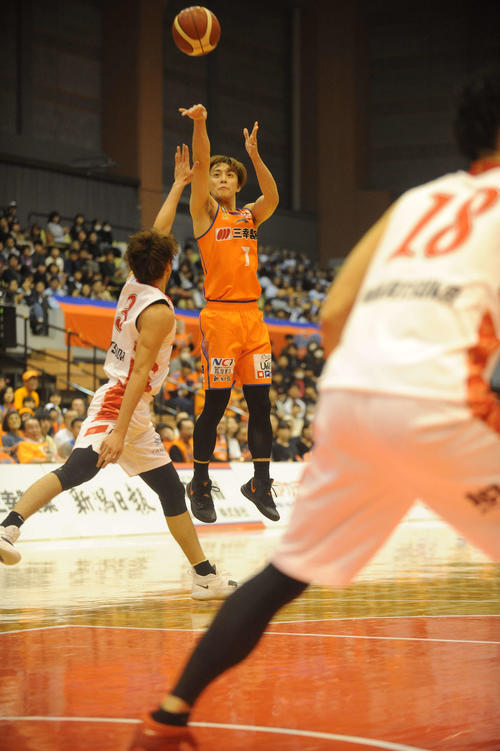 新潟対名古屋D　新潟のPG五十嵐（7番）が3点シュートを放つ（撮影・斎藤慎一郎）
