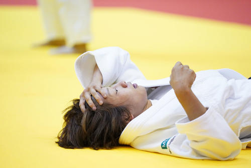 女子48キロ級2回戦で稲毛に敗れ、畳に仰向けになる近藤（撮影・加藤諒）