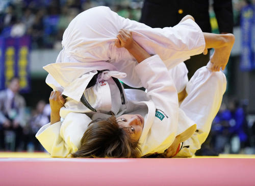 女子48キロ級2回戦で稲毛に抑え込まれる近藤（撮影・加藤諒）