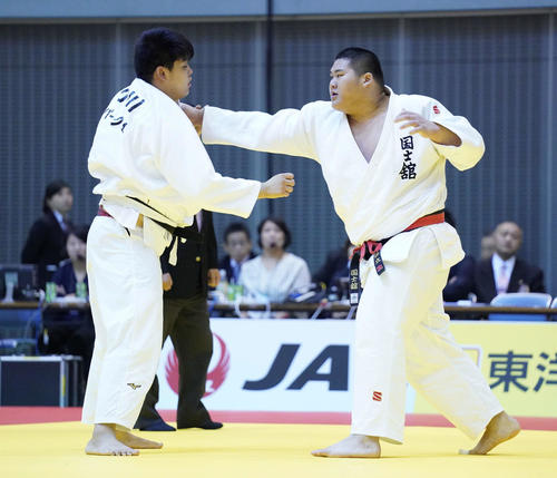 男子100キロ超級敗者復活戦で組手を争う斉藤（右）と小川（撮影・加藤諒）