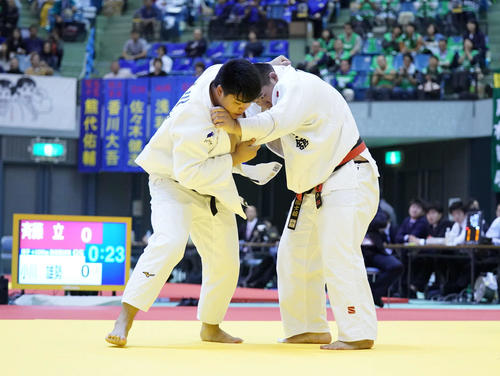 男子100キロ超級敗者復活戦で組手を争う斉藤（右）と小川（撮影・加藤諒）