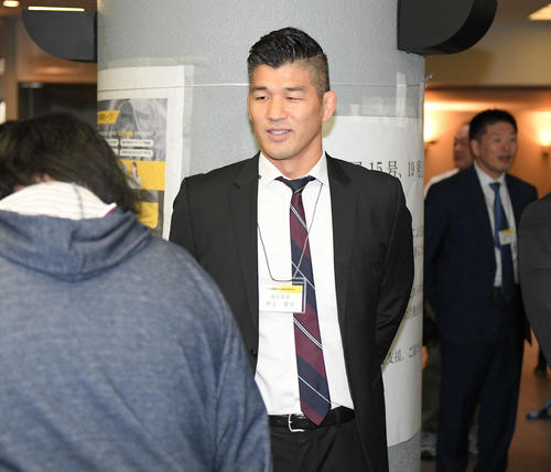 会場を訪れた人に笑顔で話しかける柔道男子日本代表の井上康生監督（撮影・加藤諒）