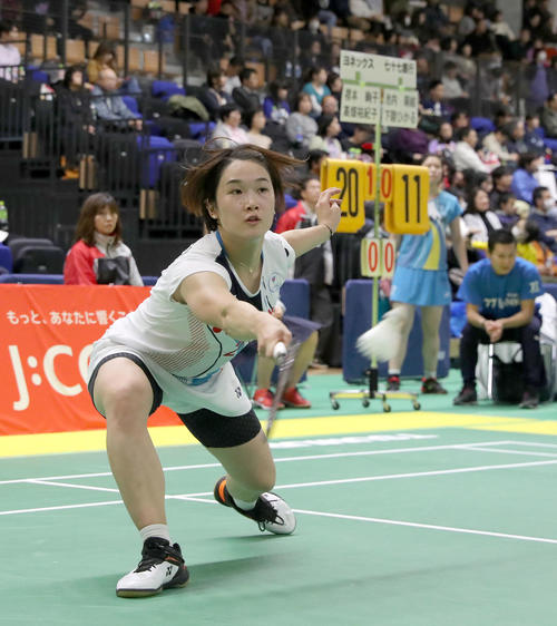 ヨネックス対七十七銀行　懸命に打ち返すヨネックスの高畑（撮影・佐藤翔太）