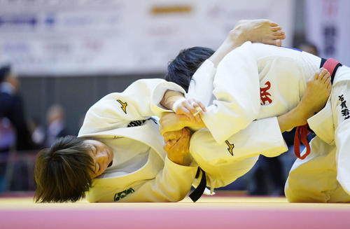 女子48キロ級3回戦で古賀（右）に一本勝ちした角田（撮影・加藤諒）