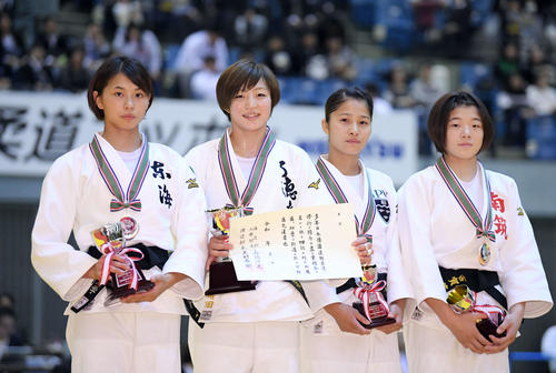 表彰式で笑顔を見せる角田夏（左から2人目）（撮影・加藤諒）