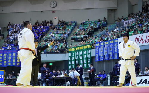 男子100キロ超級敗者復活戦　斉藤（左）と初対戦し、指導3による反則負けを喫して苦笑いする小川（撮影・加藤諒）