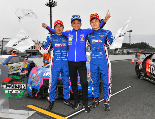 GT500クラスで総合優勝を果たした、左から大嶋和也、脇阪寿一監督、山下健太