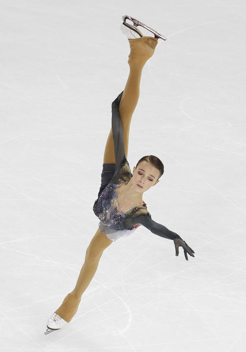 女子SPで首位に立ったロシアのアンナ・シェルバコワ（共同）