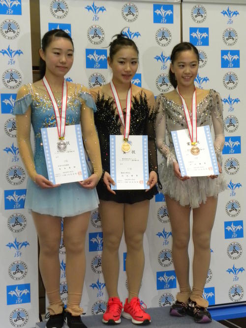 西日本選手権のジュニア女子を制した河辺愛菜（中央）、2位荒木菜那（左）、3位吉田陽菜（撮影・松本航）