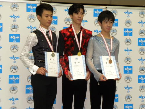 西日本選手権のジュニア男子を制した三宅星南（中央）と2位本田ルーカス剛史（左）、3位壺井達也（撮影・松本航）