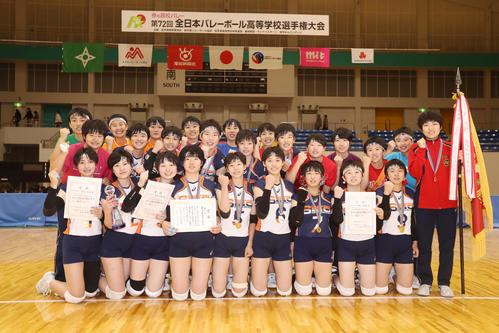 女子で6年連続25度目の優勝を果たし喜ぶ盛岡誠桜の選手たち（撮影・野上伸悟）