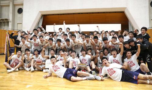 試合後、全国出場を決めた東海大札幌と白樺学園の選手たちは一緒に写真撮影し意気込む（撮影・黒川智章）