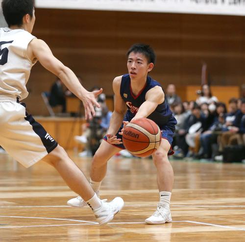 男子決勝リーグ東海大札幌対白樺学園　パスを出す白樺学園の安達（撮影・黒川智章）