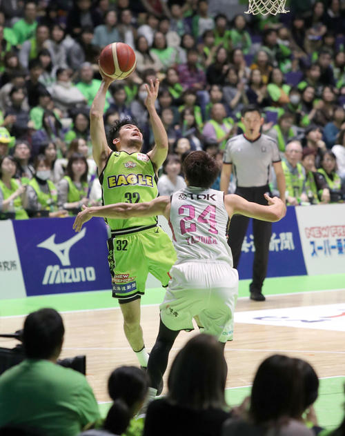 レバンガ北海道対秋田　第4Q、シュートを放つレバンガ北海道松島（撮影・佐藤翔太）