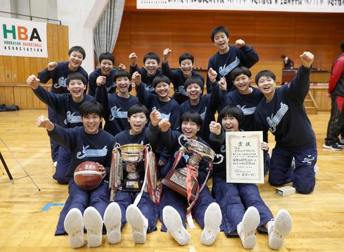 優勝し笑顔を見せる札幌山の手の選手たち（撮影・黒川智章）