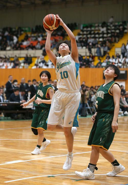 女子決勝リーグ札幌山の手対酪農学園大とわの森三愛　ゴール下でシュートを放つ札幌山の手の舘山（撮影・黒川智章）