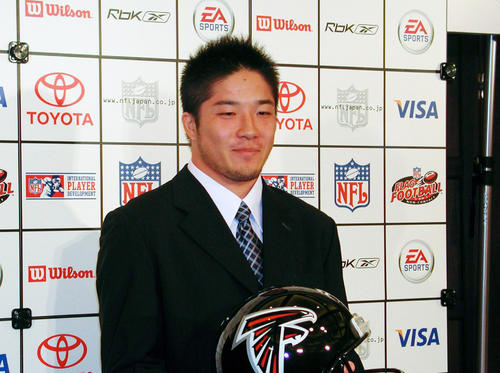 ファルコンズと契約し、会見で笑顔を見せる木下典明（2007年7月4日撮影）