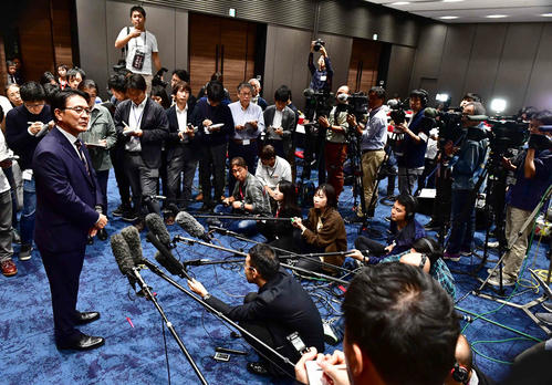 東京五輪マラソン・競歩の札幌移転決定に関して行われた日本陸連の会見後の囲み取材で大勢の報道陣に囲まれる強化委員会マラソン強化戦略プロジェクトリーダーの瀬古氏（撮影・小沢裕）