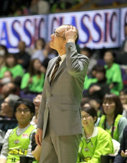 レバンガ北海道対秋田　第4Q、頭をかくレバンガ北海道の内海監督（撮影・佐藤翔太）
