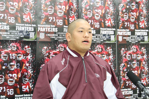 会見を行った主将のDL鈴木総司郎（撮影・南谷竜則）
