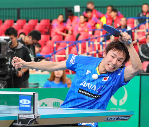日本対イングランド　第4試合シングルス、第3セットでドライブを放つ丹羽（撮影・河田真司）