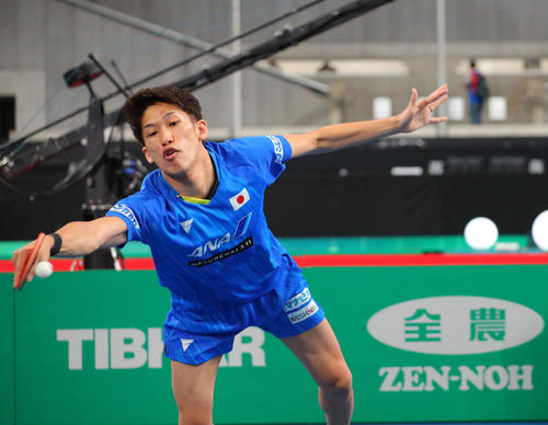 日本対イングランド　第3試合シングルス、第1セットでボールにラケットを伸ばす吉村（撮影・河田真司）