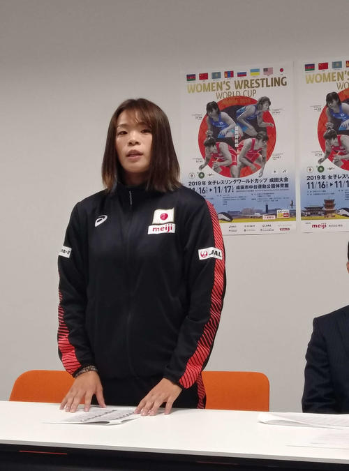 会見で意気込みを述べる川井梨