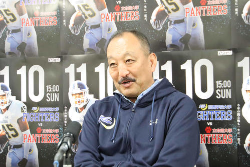 会見で時折笑顔を見せる鳥内秀晃監督（撮影・南谷竜則）