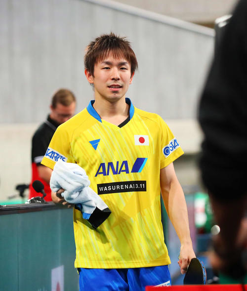 日本対オーストリア　第3試合シングルスでハベソーンに勝利し笑顔でベンチへ戻る丹羽（撮影・河田真司）