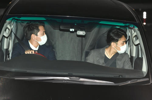 拘留のため湾岸署に入る、国母和宏容疑者が乗せたと思われる車には厚いカーテンが閉められていた（撮影・酒井清司）