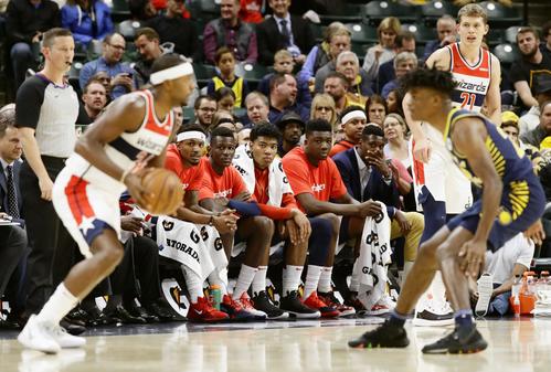 ペーサーズ戦でベンチから試合を見守るウィザーズの八村（中央）（共同）