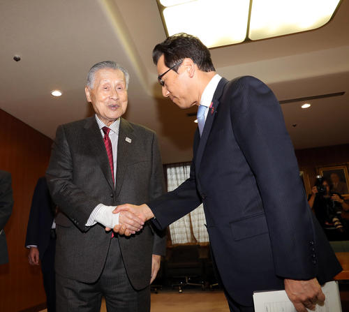 会談を終え握手する組織委の森会長（左奥）と秋元札幌市長（撮影・佐藤翔太）
