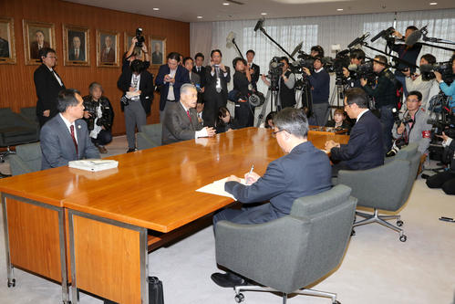 五輪マラソンの札幌開催に向けて札幌市役所を訪れ会談する組織委の森会長（左から2人目）と秋元札幌市長（右）（撮影・佐藤翔太）