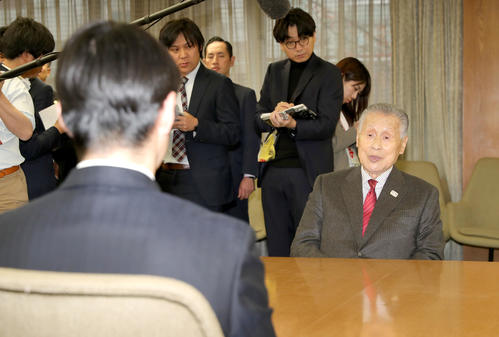 五輪マラソンの札幌開催に向けて北海道庁を訪れ会談する組織委の森会長（右奥）と鈴木北海道知事（左手前）（撮影・佐藤翔太）