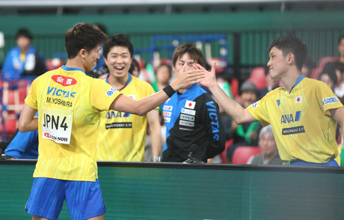 日本対ドイツ　第3ゲームのシングルスで勝利した吉村（左）は張本（右）とタッチを交わす（撮影・河野匠）