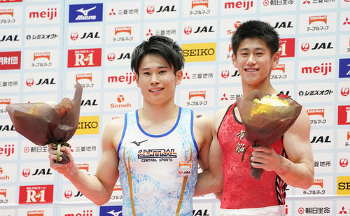 表彰台で笑顔を見せる優勝の橋本（右）と2位の萱（撮影・鈴木みどり）