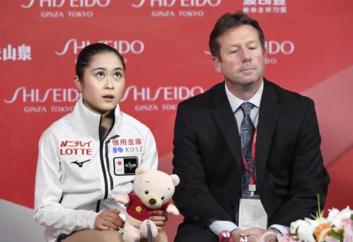 フリーの演技を終え、得点を確認する宮原知子（左）（共同）