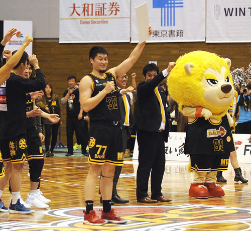 仙台対越谷　シュート成功率10割の計16得点で勝利に貢献した仙台臼井（中央）はヘッドコーチ賞を獲得し、ブースターの声援に応える