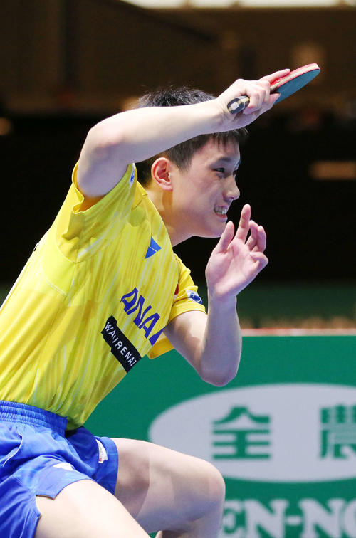 日本対中国　第2ゲームのシングルスで懸命に打ち返す張本（撮影・河野匠）