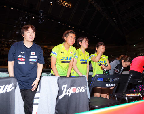 中国にストレートで敗れ準優勝に終わる日本代表チームは観客に向かいあいさつをする（撮影・河田真司）