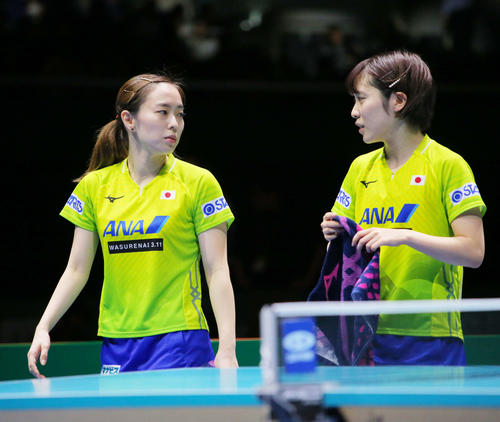 女子決勝　中国対日本　第1ゲームダブルスでストレートで敗れ肩を落とす石川（左）平野組（撮影・河田真司）