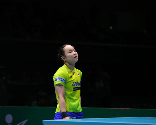 女子決勝　中国対日本　第2ゲームシングルス、フルセットで敗れ肩を落とす伊藤（撮影・河田真司）