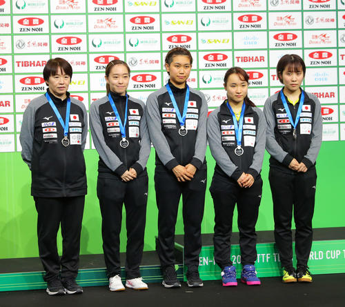 銀メダルを首にかける日本代表チームの、左から馬場監督、石川、佐藤、伊藤、平野（撮影・河田真司）