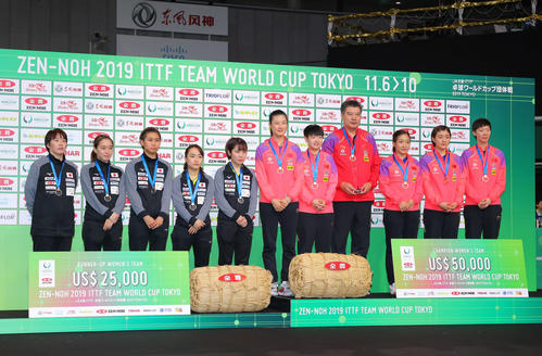 表彰式のフォトセッションに臨む準優勝の日本（左）と優勝の中国（撮影・河田真司）