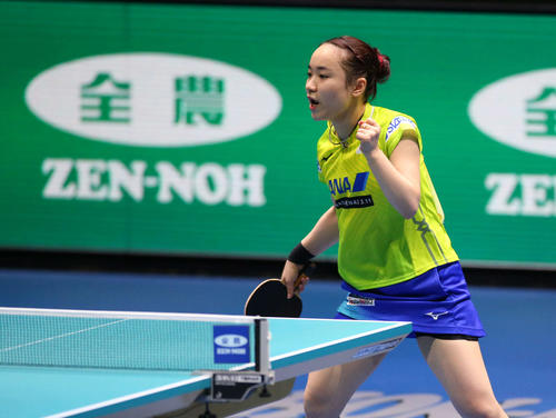 女子決勝　日本対中国　第2ゲームのシングルスでポイントを奪いガッツポーズの伊藤（撮影・河野匠）