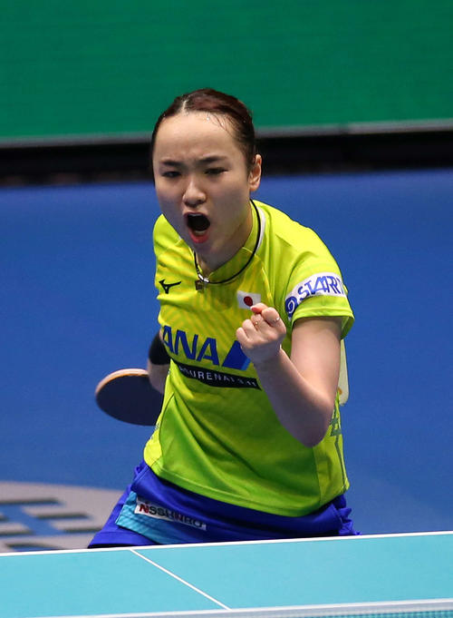 女子決勝　日本対中国　第2ゲームのシングルスでポイントを奪いガッツポーズの伊藤（撮影・河野匠）