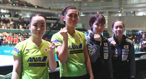 日本対韓国　韓国を下し決勝進出を決めた日本代表。左から伊藤、佐藤、平野、石川（撮影・河野匠）