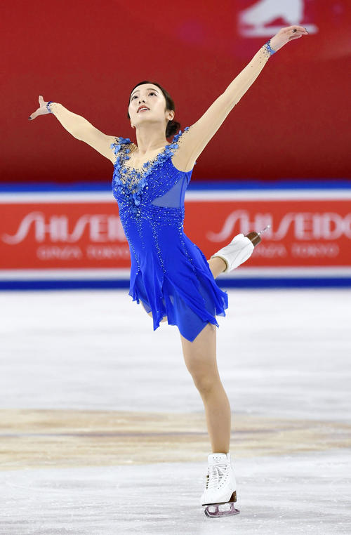 女子フリーで演技する本田真凜（共同）