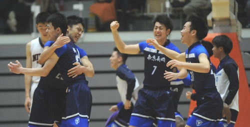 ウインター杯を決めて喜ぶ帝京長岡メンバー。左から尾崎主将、宮崎、関矢、神田航